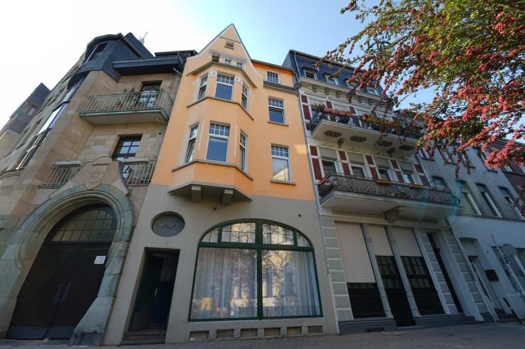 Fassade und Schaufenster von RAUM2, Dreikönigenstraße 161