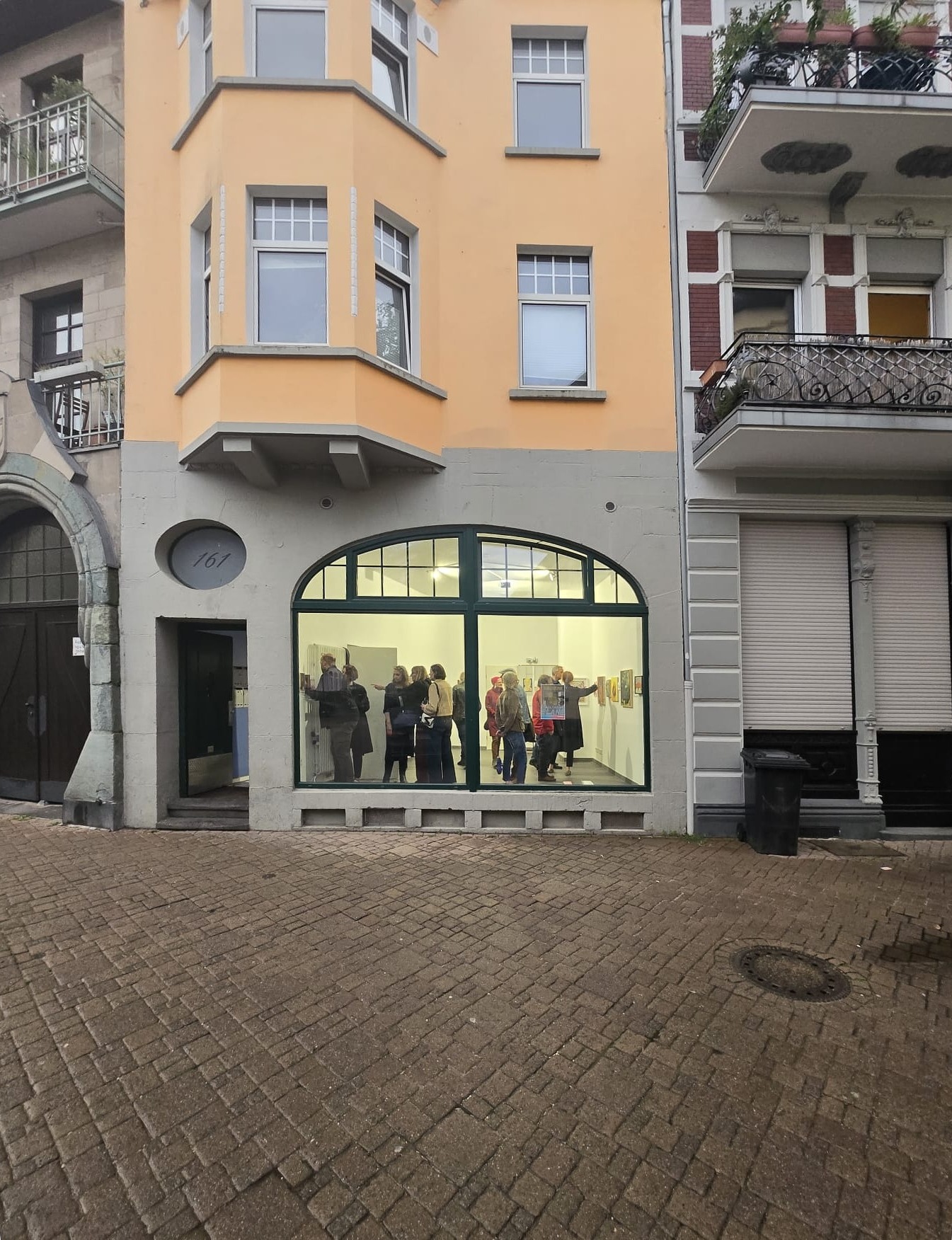 Fassade und Schaufenster von RAUM2, Dreikönigenstraße 161 (perspektivisch korrigiert)